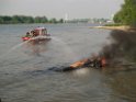 Kleine Yacht abgebrannt Koeln Hoehe Zoobruecke Rheinpark P156